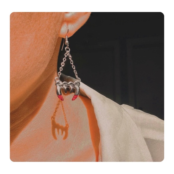 ★ Vintage Y2K Vampire Fangs Dangling Earrings - Silver/Red ★ - Picture 6 of 15